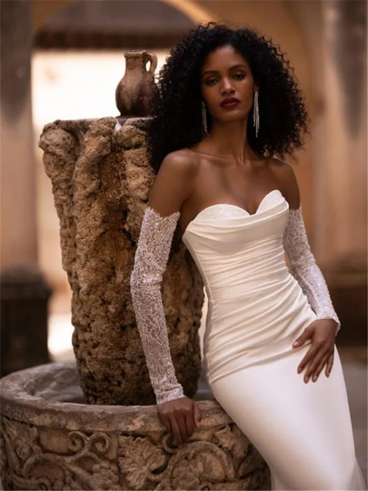 Indulge in luxury with the Robe Porter. This satin wedding dress doubles as a detachable 2-in-1 gown, making it perfect for any modern bride. The mermaid silhouette exudes simplicity and elegance, while the intricate design alludes to the world of high fashion. Elevate your special day with the Robe Porter.