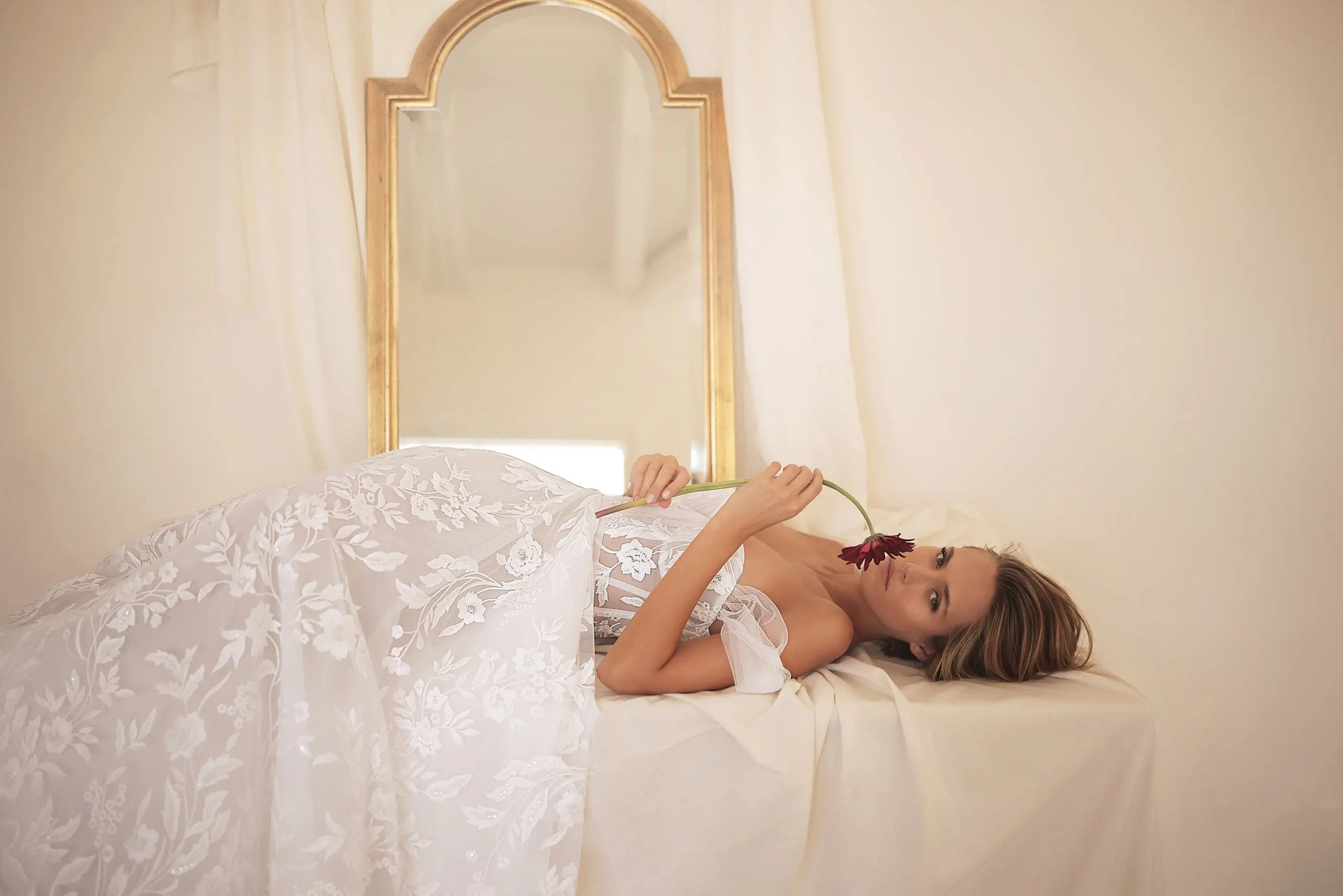 Introducing the Robe Romany, a stunning wedding dress that exudes elegance and sophistication. With its off-shoulder design and A-line silhouette, this dress is perfect for any bride looking to make a statement on their special day. Its luxurious look and feel will make you feel like a true queen on your wedding day.