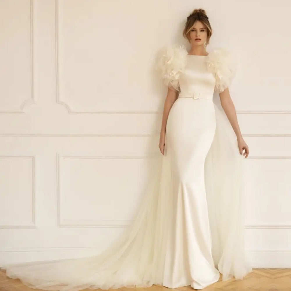 The beautiful boheme Robe Eloise is a one-of-a-kind bridal gown that combines sophistication and modernity in perfect harmony. With its unique scoop sleeve design and luxurious fabric, this robe is sure to add a touch of elegance to your special day.