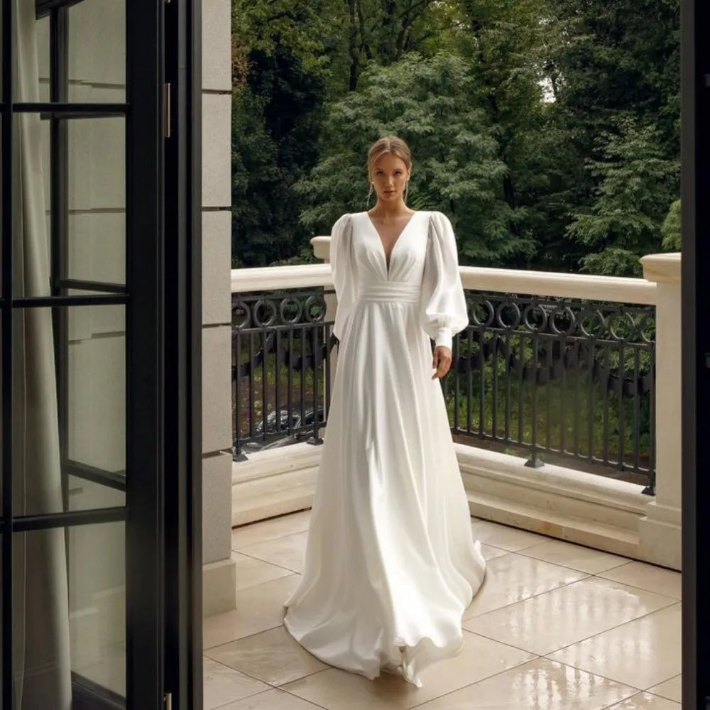 Elevate your bridal style with our Dress Pomeline! Made from elegant chiffon, this wedding dress will make you feel like a princess. With its long puff sleeves and pristine white color, you'll radiate grace and charm on your special day. Get ready to say "I do" in style and confidence.