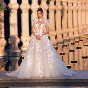 Look royal and sophisticated on your special day in our Robe Heloise gown, featuring stunning lace details. Enjoy being the center of attention in this beautiful and charming bridal gown.