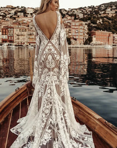 Expertly designed with a Boho-inspired deep V-neck, backless style, and high side split, the Robe Amore is the perfect choice for a modern and trendy wedding dress. Its detachable sleeves allow for versatility and customization. Make a statement and turn heads on your special day with this stunning mermaid dress.