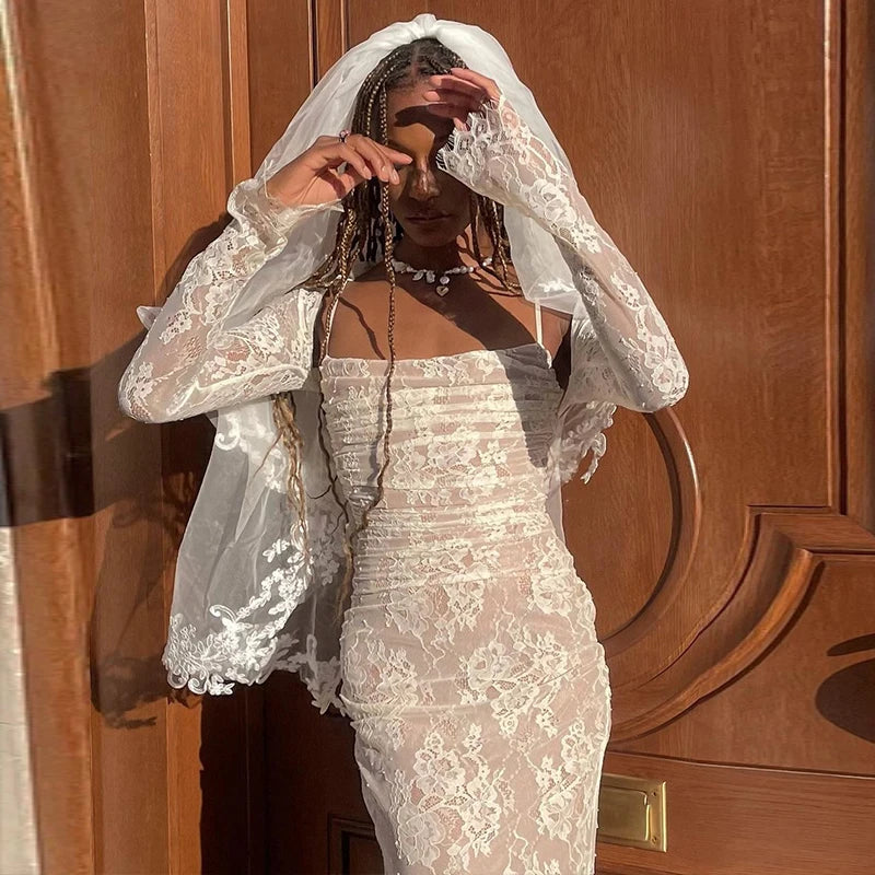 Feel elegant and chic on your special day with our Robe Milla. This simple and lace bridal dress will add a touch of sophistication to your wedding look. With its effortless design, you'll feel confident and beautiful as you walk down the aisle. Say "I do" in style.
