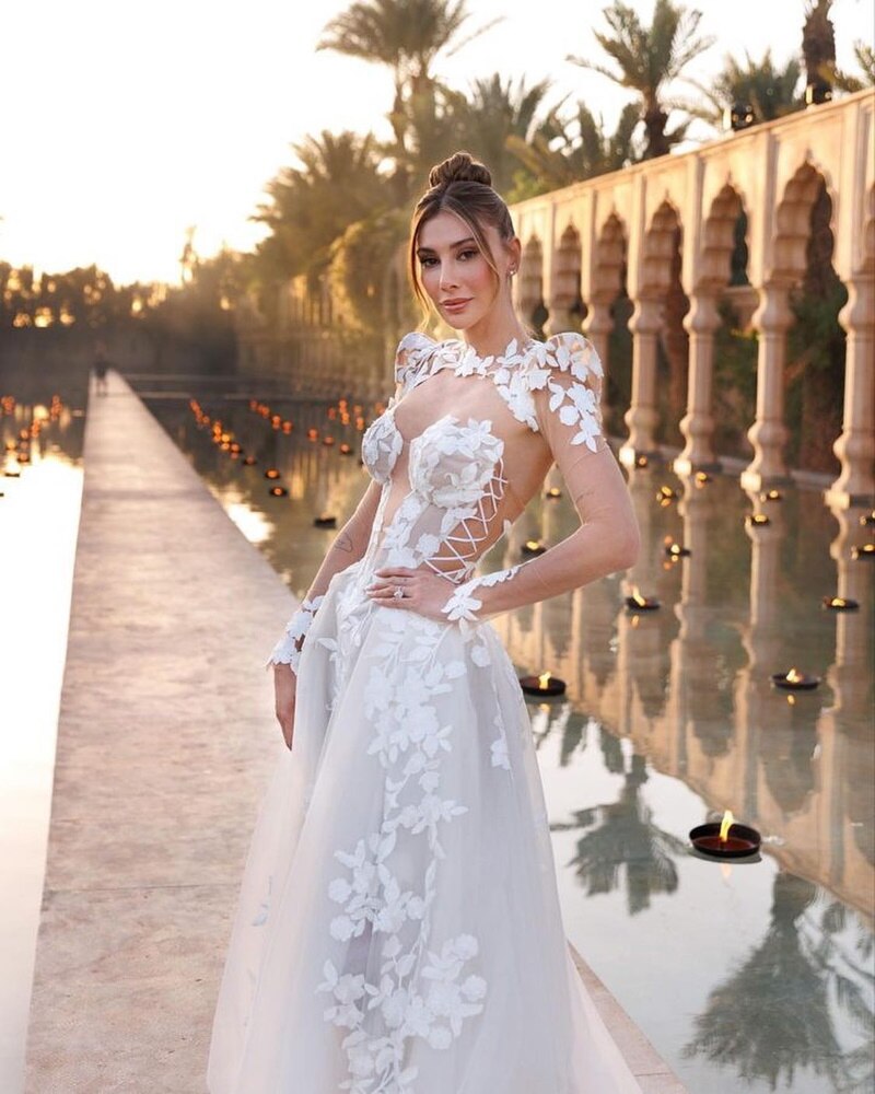 Look royal and sophisticated on your special day in our Robe Heloise gown, featuring stunning lace details. Enjoy being the center of attention in this beautiful and charming bridal gown.