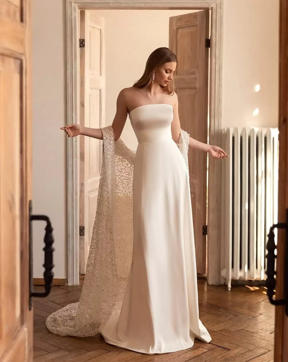 Introducing the Robe Samaria, a two-piece bridal gown that will have you saying "I do" to its strapless design. With a playful twist on traditional bridal wear, this gown will surely make you stand out on your big day. Get ready to put the fun in "bride fun" with the Robe Samaria!