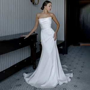 Expertly designed for the modern bride, the Robe Lucianna is a stunning strapless mermaid wedding gown made from luxurious satin. The ruched bodice sculpts and flatters the figure, while the custom made, removable lantern sleeves add an elegant touch. With a sleek zipper closure, this dress is the perfect choice for any bride looking for a timeless and sophisticated look on their special day.