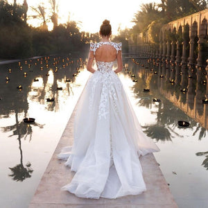 Look royal and sophisticated on your special day in our Robe Heloise gown, featuring stunning lace details. Enjoy being the center of attention in this beautiful and charming bridal gown.