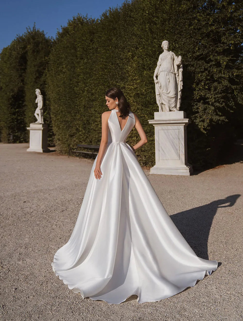 Expertly designed for the modern bride, the Robe Dory is the epitome of minimalist elegance. Crafted from luxurious satin, this long wedding party dress features a simple yet stunning open back design. Perfect for any bridal party, this dress exudes sophistication and style.