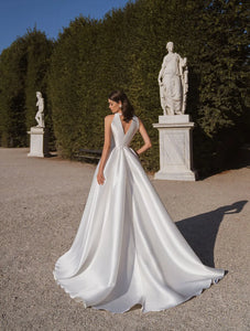 Expertly designed for the modern bride, the Robe Dory is the epitome of minimalist elegance. Crafted from luxurious satin, this long wedding party dress features a simple yet stunning open back design. Perfect for any bridal party, this dress exudes sophistication and style.