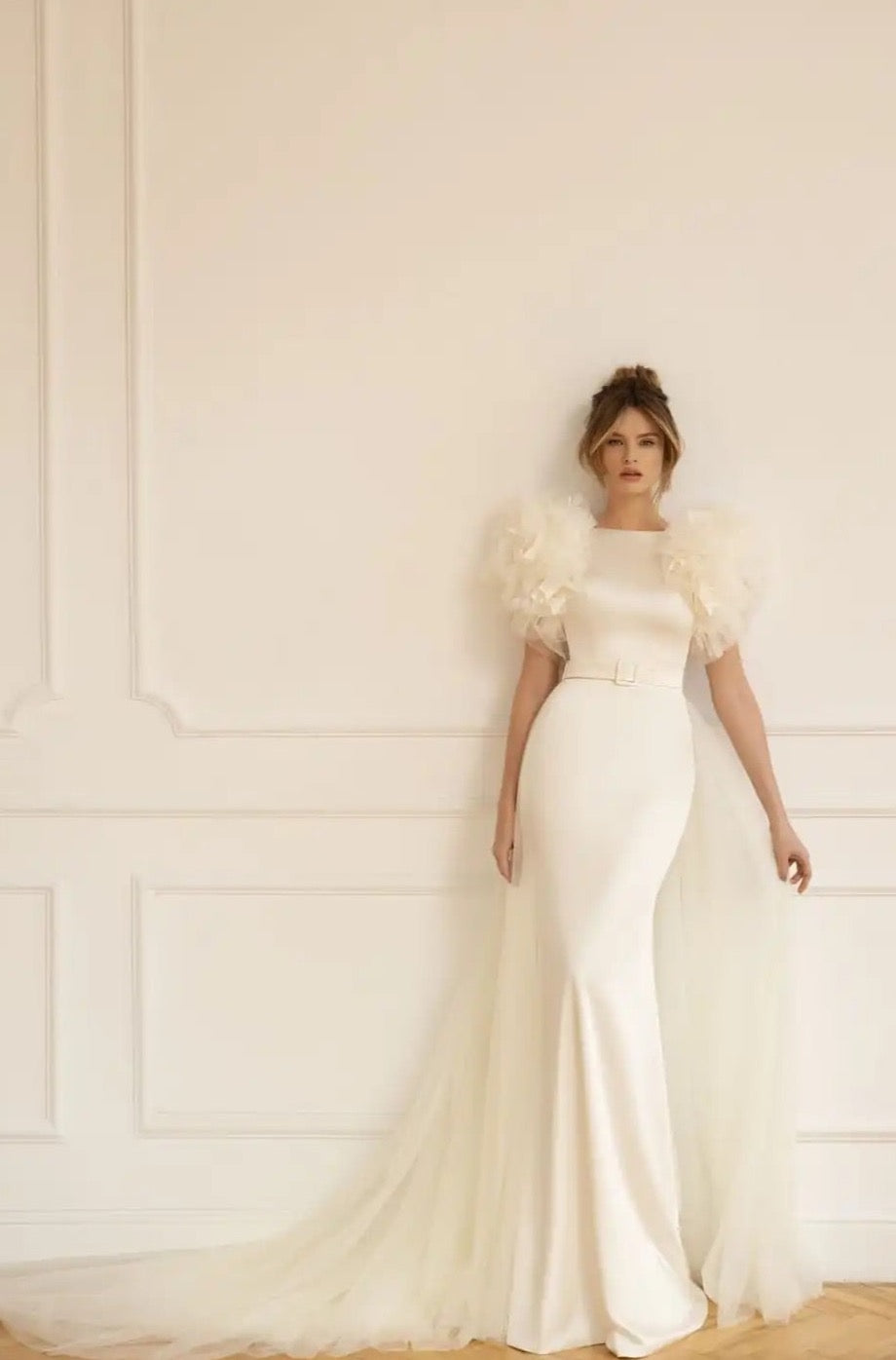 The beautiful boheme Robe Eloise is a one-of-a-kind bridal gown that combines sophistication and modernity in perfect harmony. With its unique scoop sleeve design and luxurious fabric, this robe is sure to add a touch of elegance to your special day.