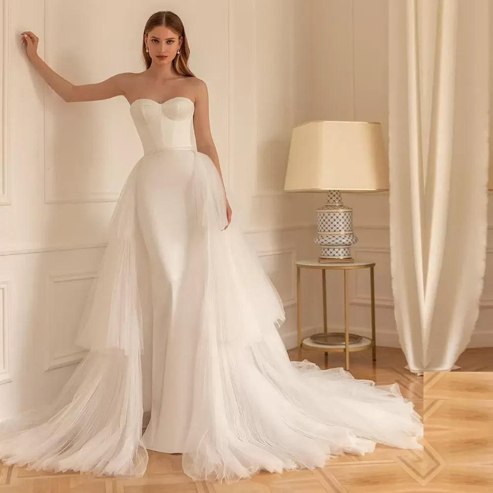 Be the epitome of elegance on your big day with Dress Elaine. Featuring a sweetheart neckline and a sleek sheath silhouette, this wedding dress will surely make you stand out. Prepare to say "I do" in style with this stunning bridal gown.