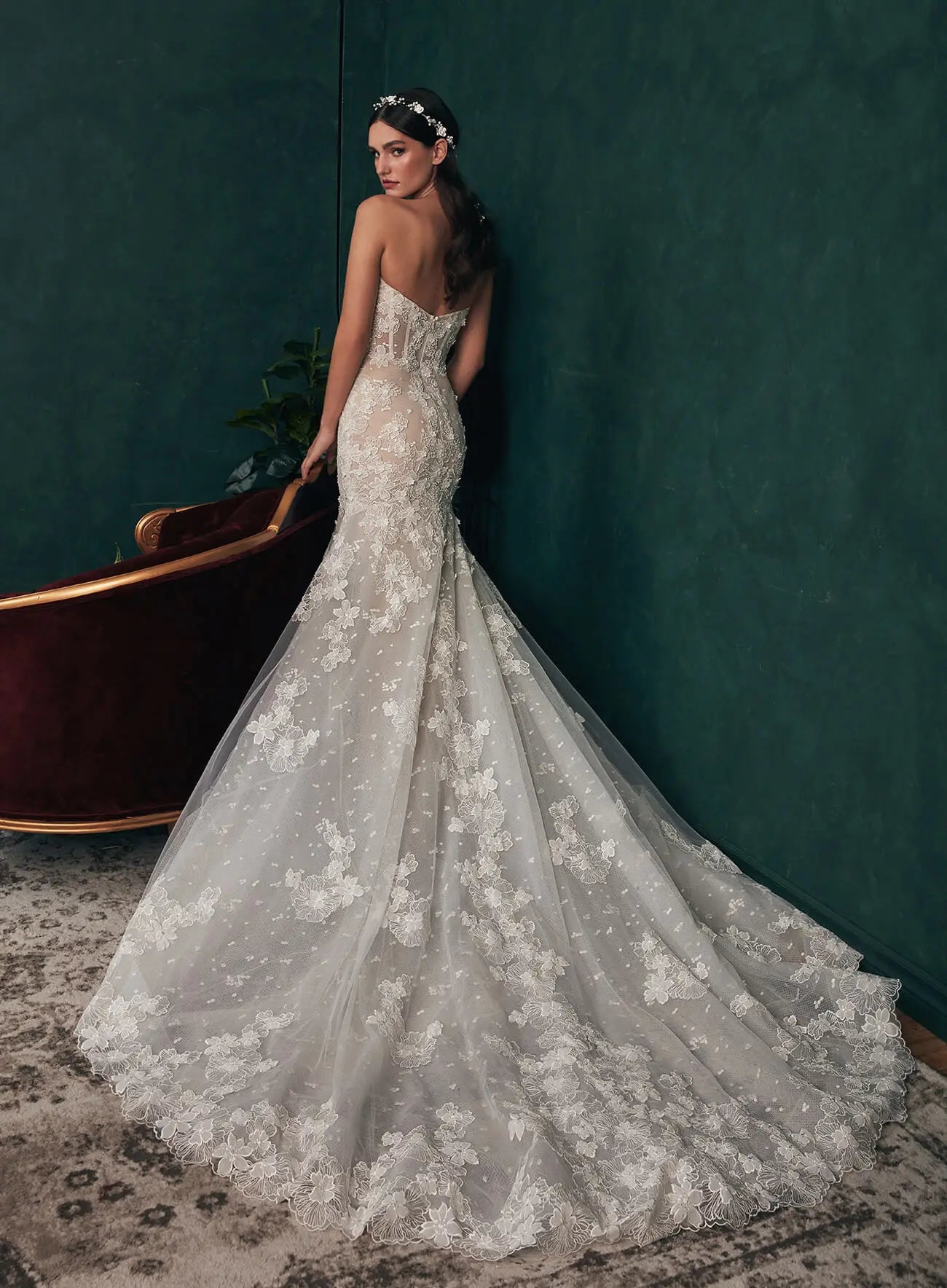 Exude elegance in our Dress Merle - the ultimate luxury bridal gown. Featuring exquisite long-sleeved lace details, this dress is perfect for the modern bride seeking a touch of romance. Elevate your special day with this stunning wedding dress.