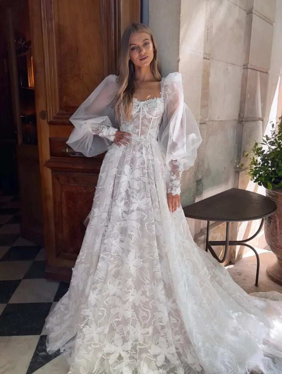 Make your special day extra special with Robe Nancy's wedding dress. This beautiful gown features a sweetheart neckline and princess-style silhouette for a timeless and classic look. The exquisite bodice and soft, luxurious fabric will make you feel like royalty.
