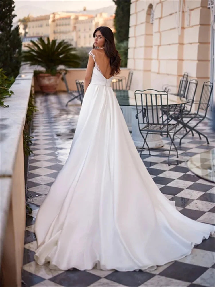 Expertly crafted with delicate lace, the Robe Edwige is a modern take on the traditional wedding dress. Perfect for the stylish bride, this Vestido De Noiva features a flattering silhouette. Make a stunning entrance on your special day with this elegant lace Boda dress.