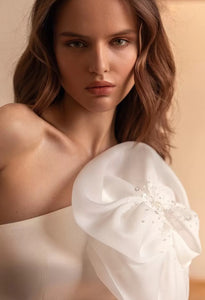 Make a statement with the Robe Charlotte – the perfect one shoulder, sophisticated bridal look. Dare to stand out and make your wedding day unforgettable! Show off your bold style as you walk down the aisle in this daring yet timeless piece.