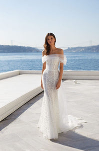 Look like a queen in our stunning Jessie Robe! Illuminating the room with its mermaid lace and off-the-shoulder silhouette, this bridal gown will make you feel like you're ready to rule the night. So, don your crown and get ready for the royal treatment you deserve!