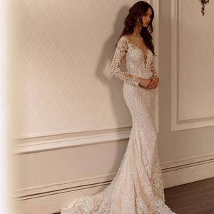 Look and feel like a beautiful bride on your special day with the Robe Juliet. This gorgeous white lace wedding gown features long sleeves and intricate embroidery, creating a stunning bridal look. Perfect for a romantic and timeless wedding.