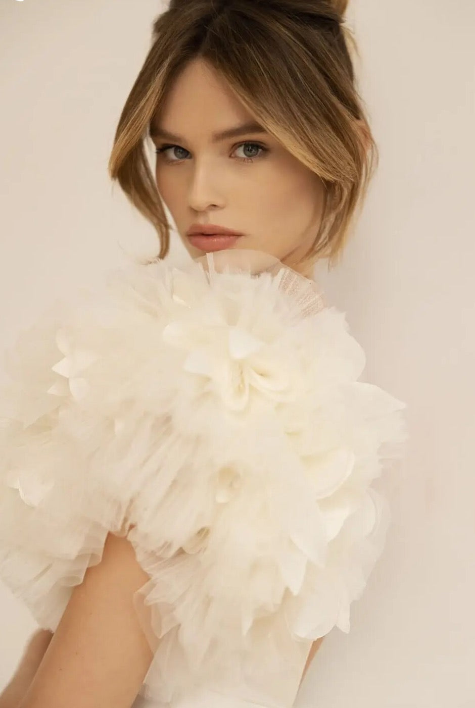 The beautiful boheme Robe Eloise is a one-of-a-kind bridal gown that combines sophistication and modernity in perfect harmony. With its unique scoop sleeve design and luxurious fabric, this robe is sure to add a touch of elegance to your special day.