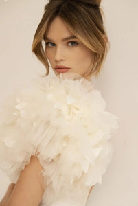 The beautiful boheme Robe Eloise is a one-of-a-kind bridal gown that combines sophistication and modernity in perfect harmony. With its unique scoop sleeve design and luxurious fabric, this robe is sure to add a touch of elegance to your special day.