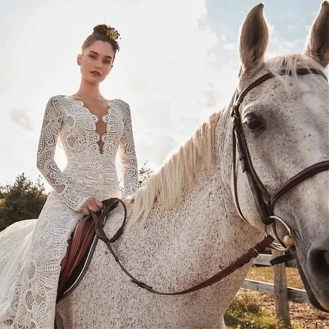 Introducing the Robe Cindy - the perfect combination of elegance and style. With its mermaid silhouette, V-neckline, and sweeping lace and tulle, this bridal gown is sure to turn heads on your special day. Make a statement and feel confident in this stunning dress.