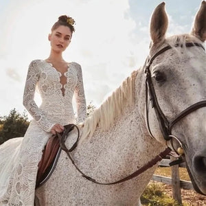 Introducing the Robe Cindy - the perfect combination of elegance and style. With its mermaid silhouette, V-neckline, and sweeping lace and tulle, this bridal gown is sure to turn heads on your special day. Make a statement and feel confident in this stunning dress.