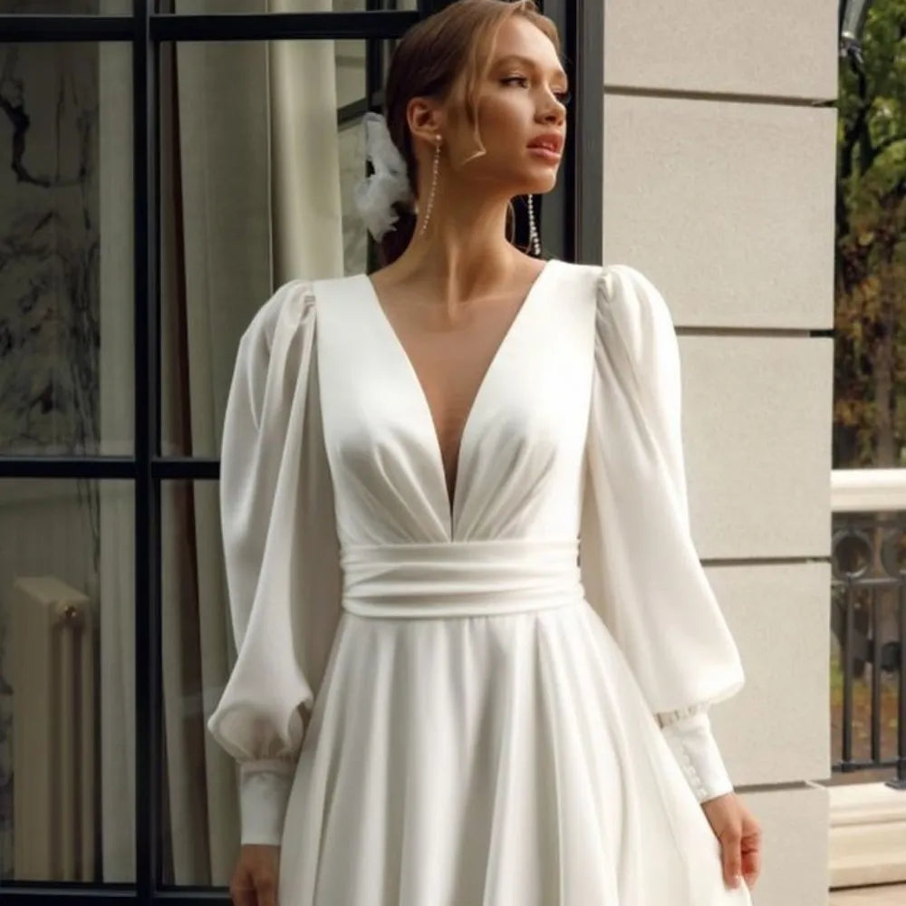 Elevate your bridal style with our Dress Pomeline! Made from elegant chiffon, this wedding dress will make you feel like a princess. With its long puff sleeves and pristine white color, you'll radiate grace and charm on your special day. Get ready to say "I do" in style and confidence.