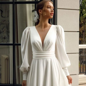 Elevate your bridal style with our Dress Pomeline! Made from elegant chiffon, this wedding dress will make you feel like a princess. With its long puff sleeves and pristine white color, you'll radiate grace and charm on your special day. Get ready to say "I do" in style and confidence.