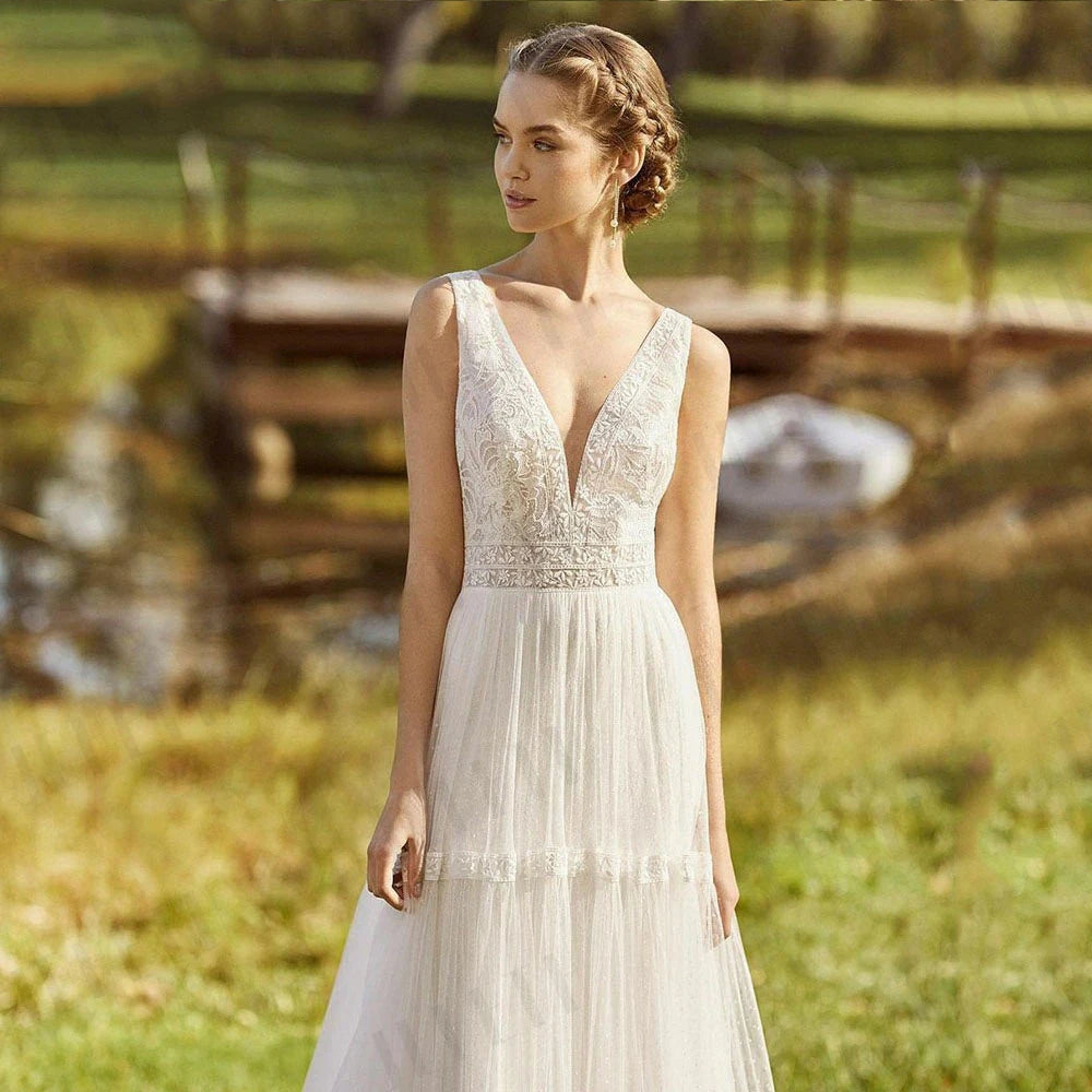 The Robe Dorothy is a stunning beach wedding dress that effortlessly combines simplicity with bohemian style. Made with delicate lace and tulle, it exudes a sense of elegance and grace. Perfect for a boho-chic bride, this dress is sure to make a statement on your special day.