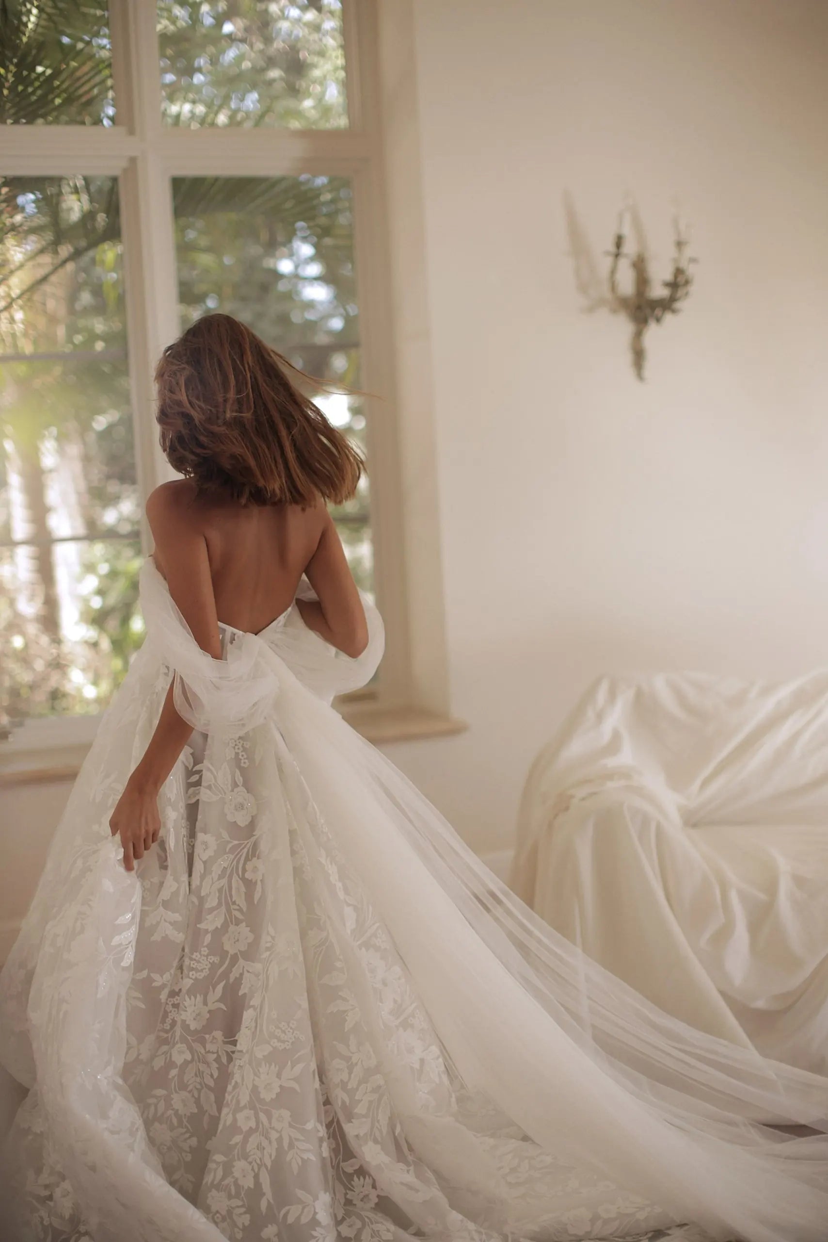 Introducing the Robe Romany, a stunning wedding dress that exudes elegance and sophistication. With its off-shoulder design and A-line silhouette, this dress is perfect for any bride looking to make a statement on their special day. Its luxurious look and feel will make you feel like a true queen on your wedding day.