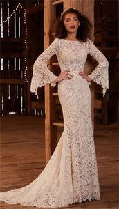 The Robe Solada is the perfect bridal gown for the modern bride. Its sexy mermaid silhouette and jewel neckline create a stunning and sophisticated look, while the floor length and open back add a touch of elegance. Walk down the aisle in style with this timeless and chic gown.