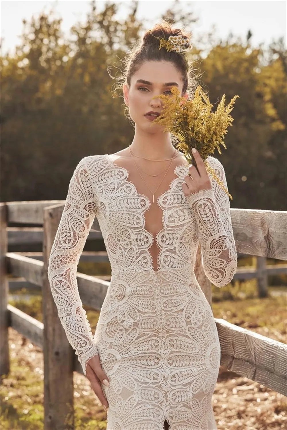 Introducing the Robe Cindy - the perfect combination of elegance and style. With its mermaid silhouette, V-neckline, and sweeping lace and tulle, this bridal gown is sure to turn heads on your special day. Make a statement and feel confident in this stunning dress.