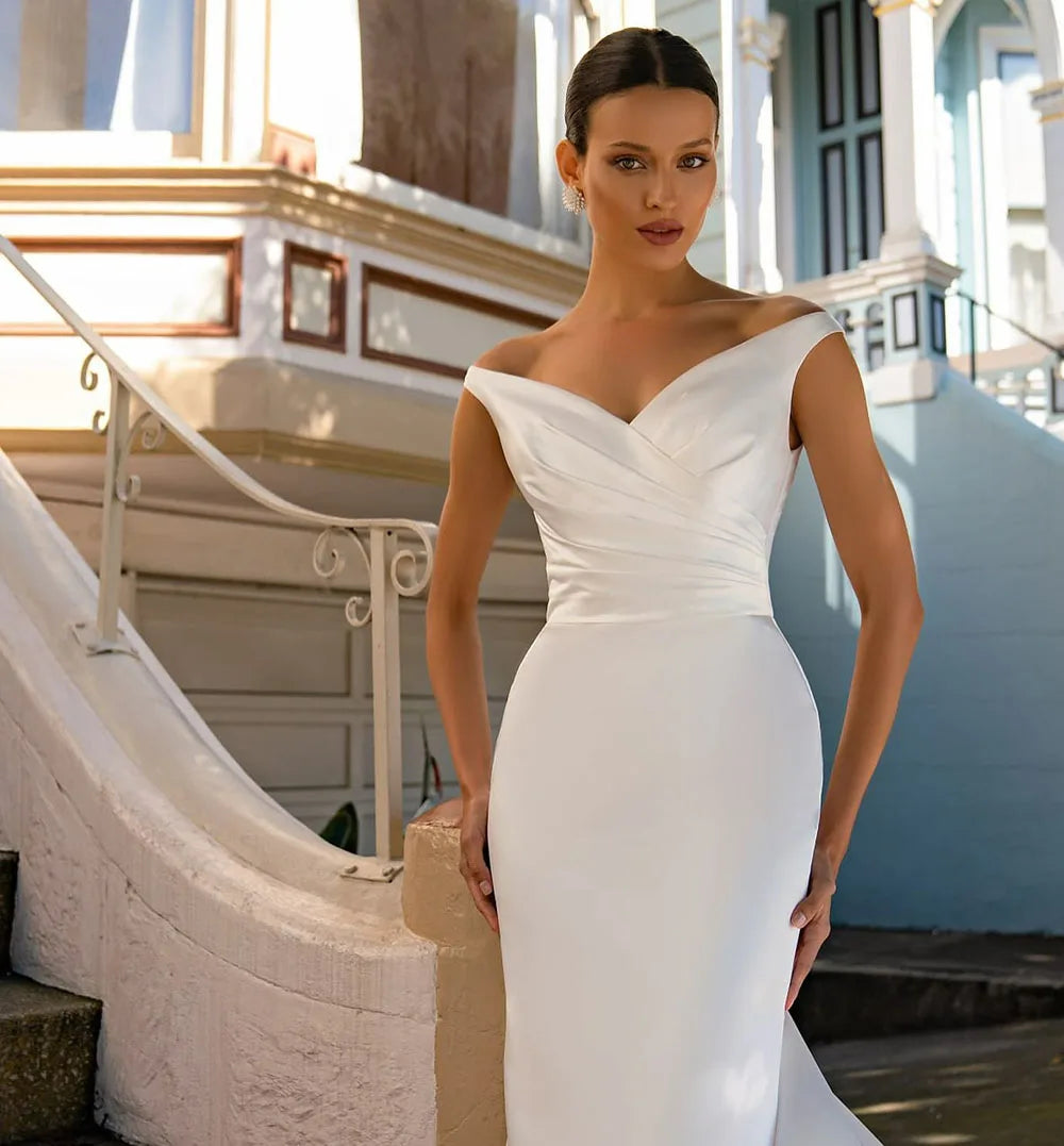 Get ready to make a statement in the Robe Alienor, with its elegant lace-up back and luxurious matte thick summer satin material. This mermaid wedding dress will have you feeling like a true alien beauty on your special day. Elevate your style with this stunning gown.