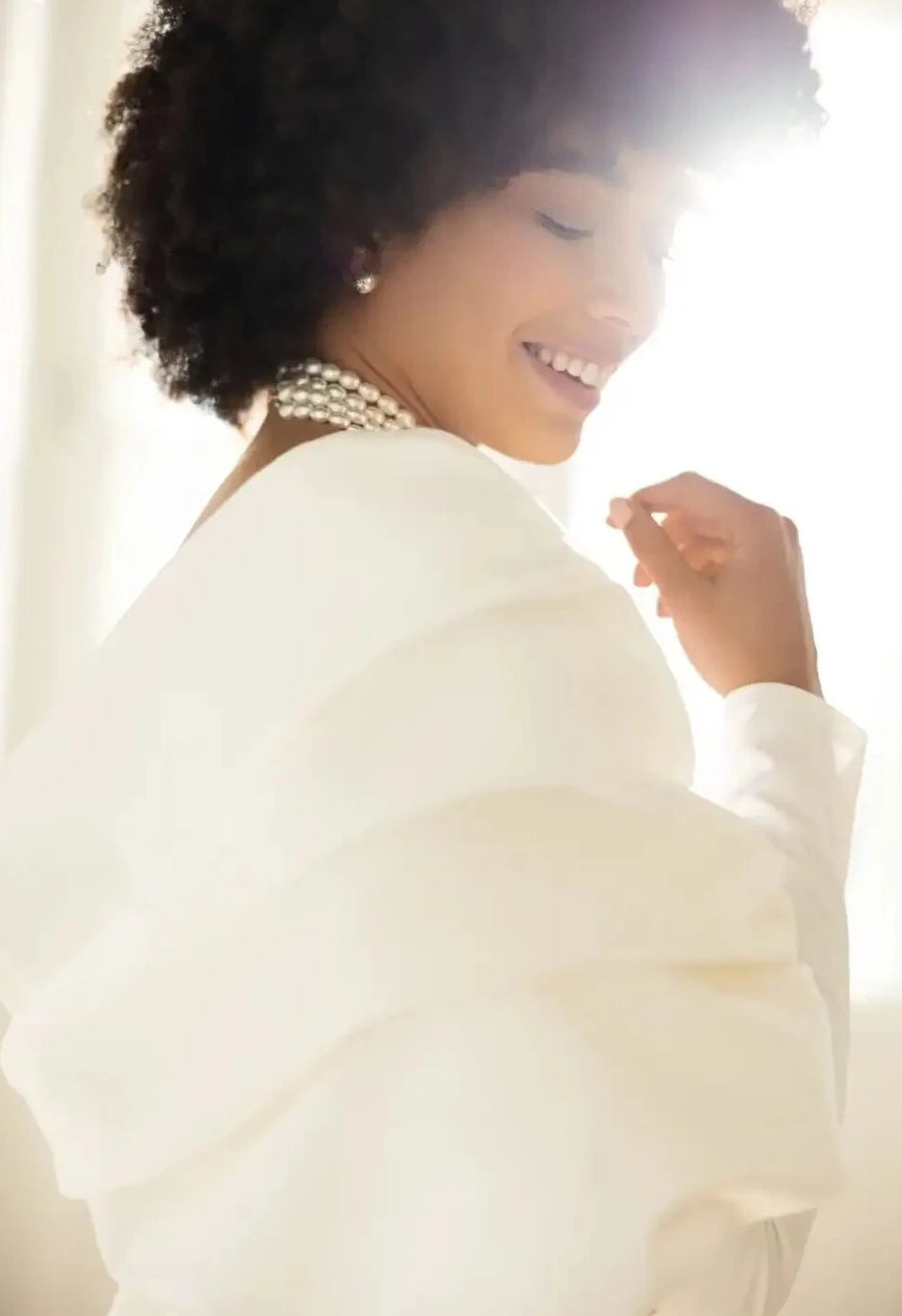 Experience the beauty and elegance of our Dress Amalie! This wedding dress boasts a V-neckline and stunning puff short sleeves, perfect for a romantic and chic look. The two-piece sheath design enhances your figure and exudes confidence. Be the center of attention with this gorgeous robe demoiselle d'honneur femme.