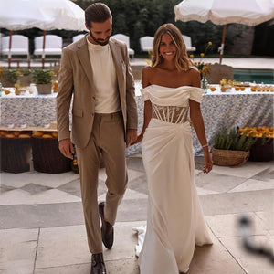 Introducing the Dress Ava - the perfect blend of luxury and simplicity. With a beautiful sweetheart neckline, off-shoulder lace detail, and mermaid silhouette, this dress is sure to fascinate and captivate. Make your wedding day even more special with the enchanting Dress Ava.