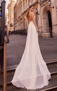 Look stunning on your special day with the Combinaison&nbsp;Rosalie. This gorgeous bridal jumpsuit&nbsp;features a halter high neckline and lace V neckline for a beautiful, striking look. The perfect blend of elegance and comfort, the Combinaison Rosalie will make you look and feel beautiful on your special day.