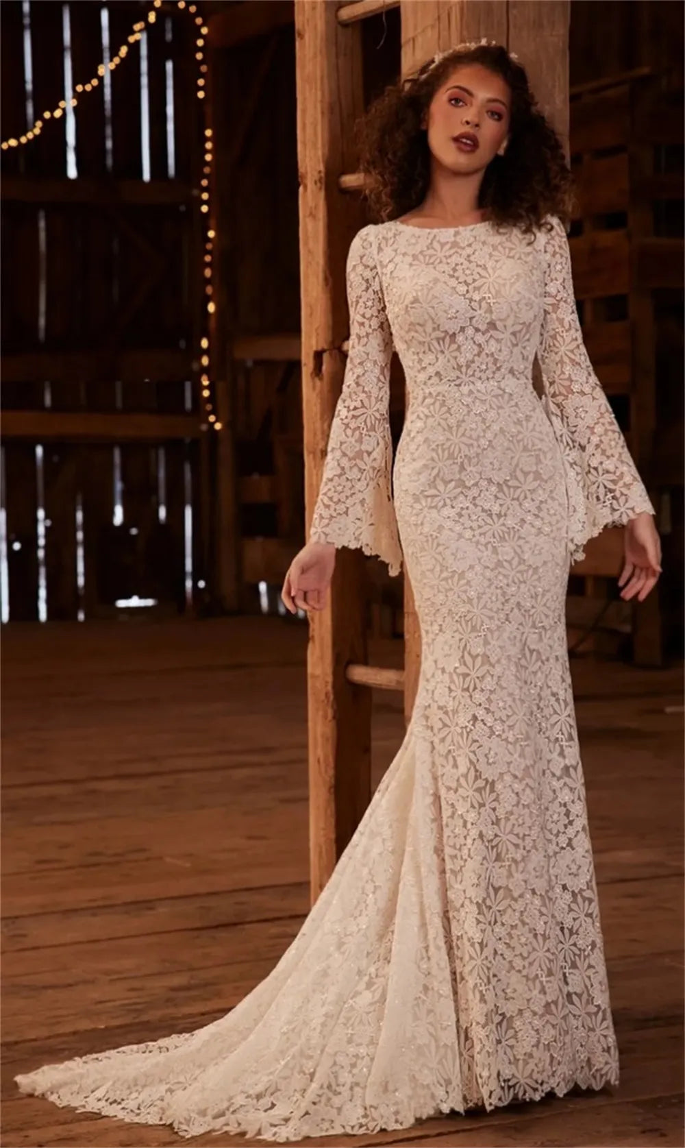 The Robe Solada is the perfect bridal gown for the modern bride. Its sexy mermaid silhouette and jewel neckline create a stunning and sophisticated look, while the floor length and open back add a touch of elegance. Walk down the aisle in style with this timeless and chic gown.