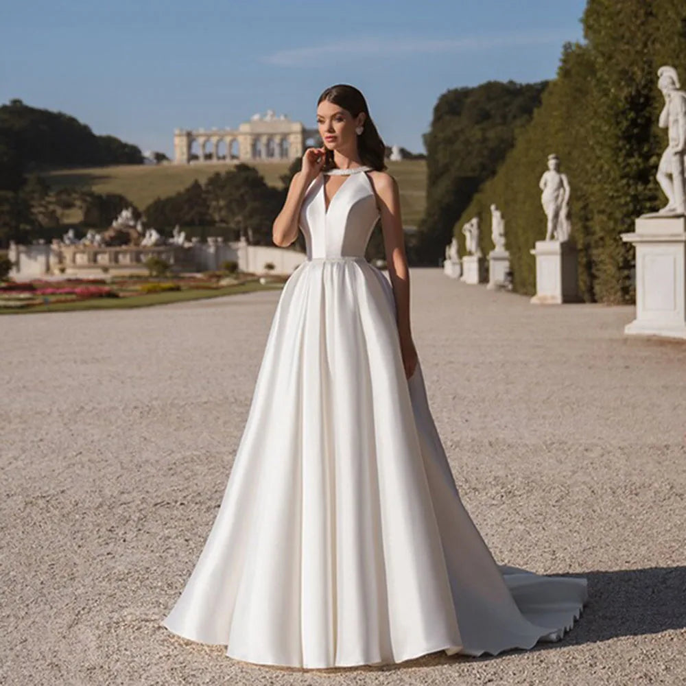 Expertly designed for the modern bride, the Robe Dory is the epitome of minimalist elegance. Crafted from luxurious satin, this long wedding party dress features a simple yet stunning open back design. Perfect for any bridal party, this dress exudes sophistication and style.