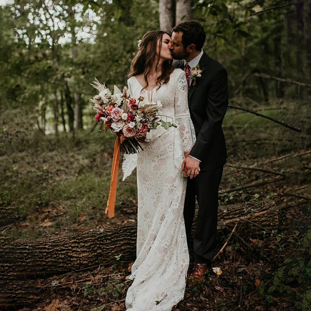 Indulge in the timeless elegance of the Robe Valentia. Its countryside rustic boho lace design exudes sophistication, while the mermaid cut and backless style add a touch of allure. With adjustable bell sleeves and a size perfect for elopements, this bridal gown is the epitome of luxury.