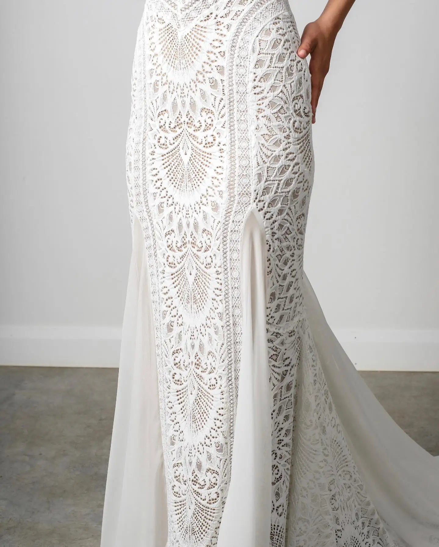 Indulge in the romantic allure of the Robe Perrine. This bohemian-inspired lace wedding dress is both simple and elegant, with a mermaid cut that effortlessly flatters your figure. The delicate lace adds a touch of sophistication, making you feel like a true siren on your special day.