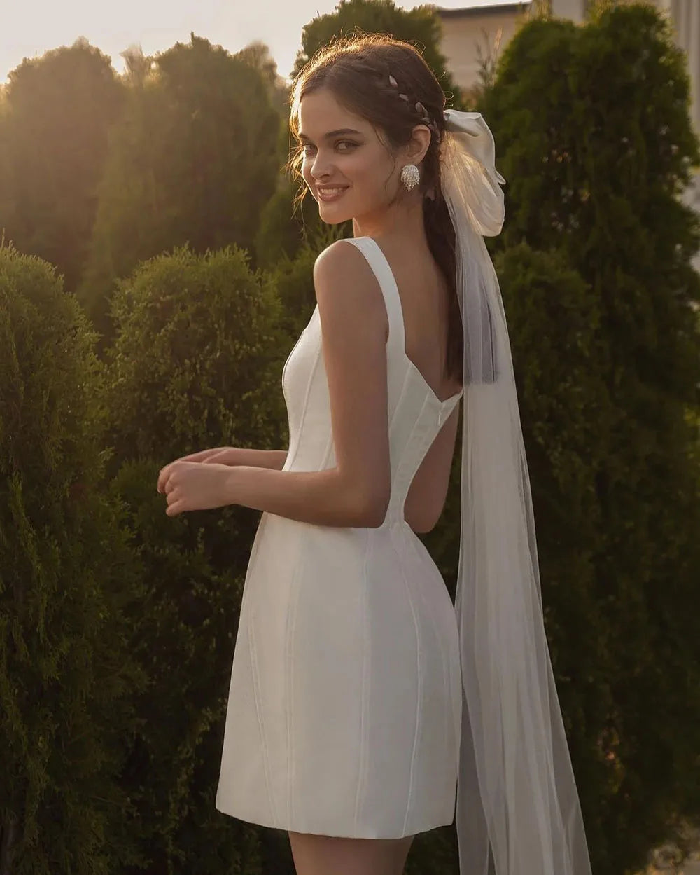 The Robe Chloé features a square neck and a boning fitted bodice that creates an elegant and chic look, perfect for any party or special occasion. Its mini short design adds a modern touch, making it a versatile and stylish choice for weddings. Say "I do" in style with this elegant and flattering dress.