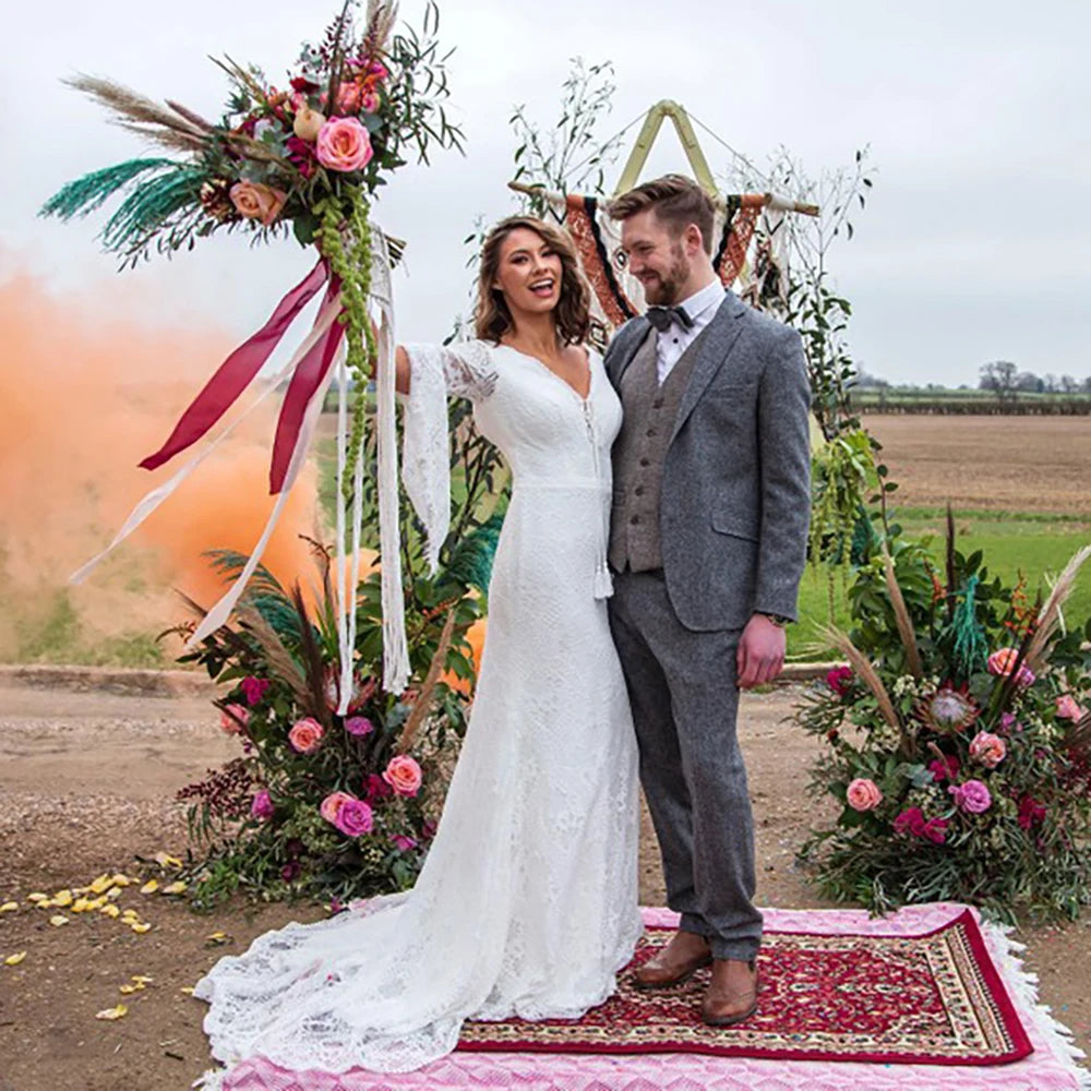 Indulge in the timeless elegance of the Robe Valentia. Its countryside rustic boho lace design exudes sophistication, while the mermaid cut and backless style add a touch of allure. With adjustable bell sleeves and a size perfect for elopements, this bridal gown is the epitome of luxury.