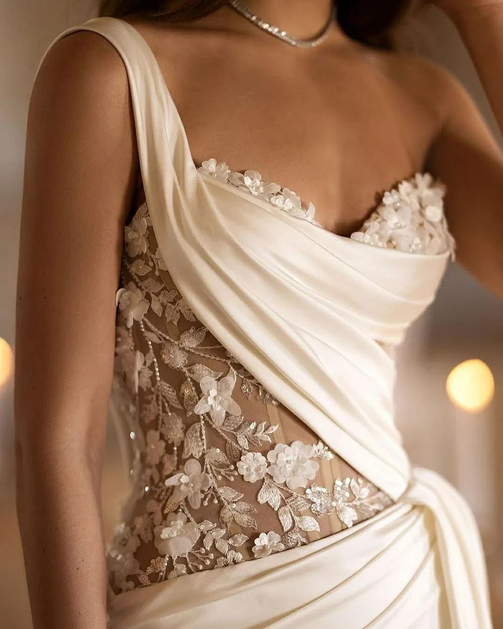 Get ready to make a stunning statement with Robe Eleanore. This elegant, sexy mermaid wedding dress is crafted with satin and lace, featuring a sleek side split. Perfect for the modern bride who wants to turn heads on her special day.