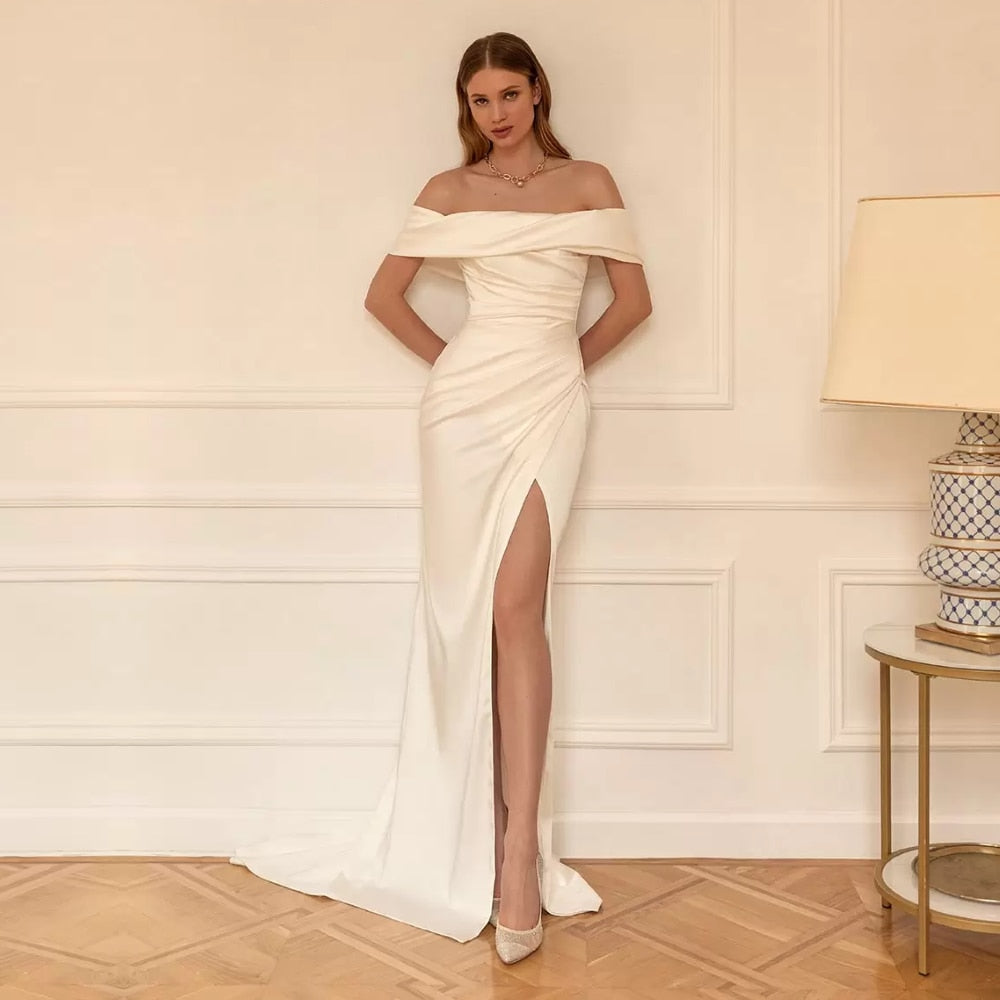 Elevate your special day with our Robe Josephine. The mermaid silhouette and sleek satin material will make you feel exquisite as you tie the knot. The open leg design adds a chic and modern touch, perfect for a civil or simple wedding. Say "I do" in style with our bridal gown.