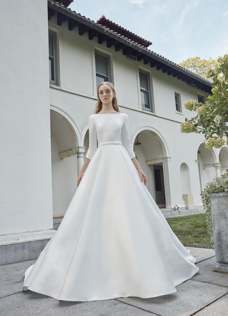 The Robe Magdalene is an elegant, a-line bridal gown fit for a princess. Its timeless design and flowing silhouette exude sophistication and grace. With its stunning appearance, this gown is perfect for any bride looking to make a statement on her special day.