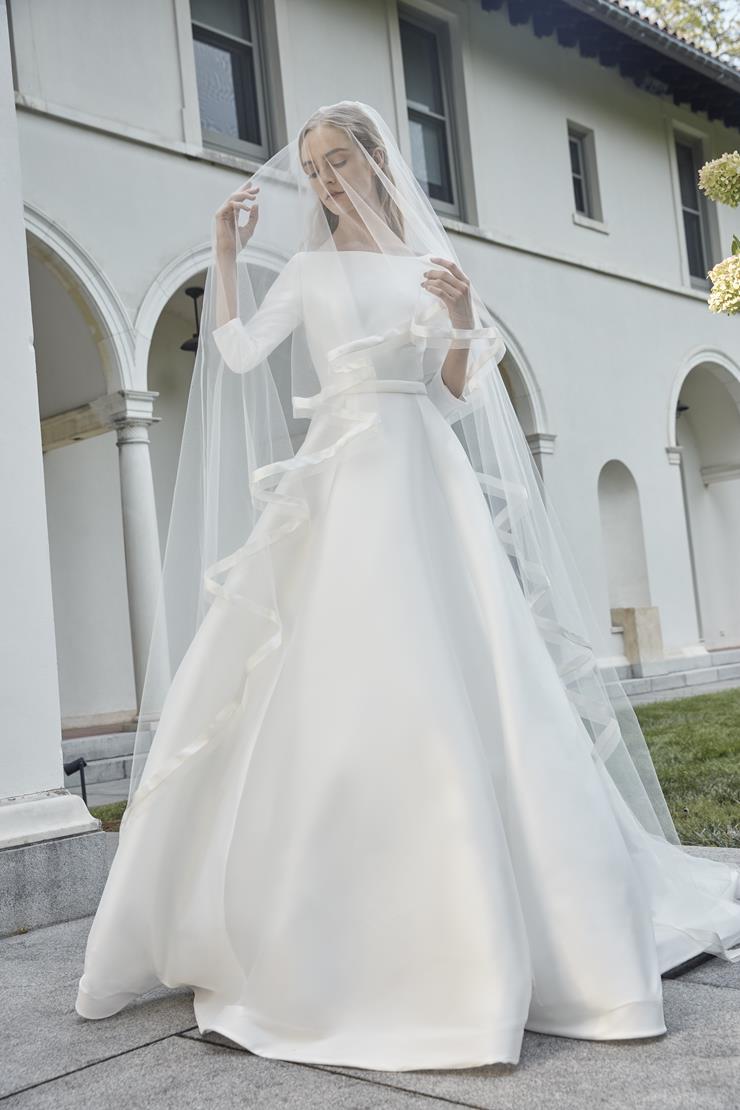 The Robe Magdalene is an elegant, a-line bridal gown fit for a princess. Its timeless design and flowing silhouette exude sophistication and grace. With its stunning appearance, this gown is perfect for any bride looking to make a statement on her special day.