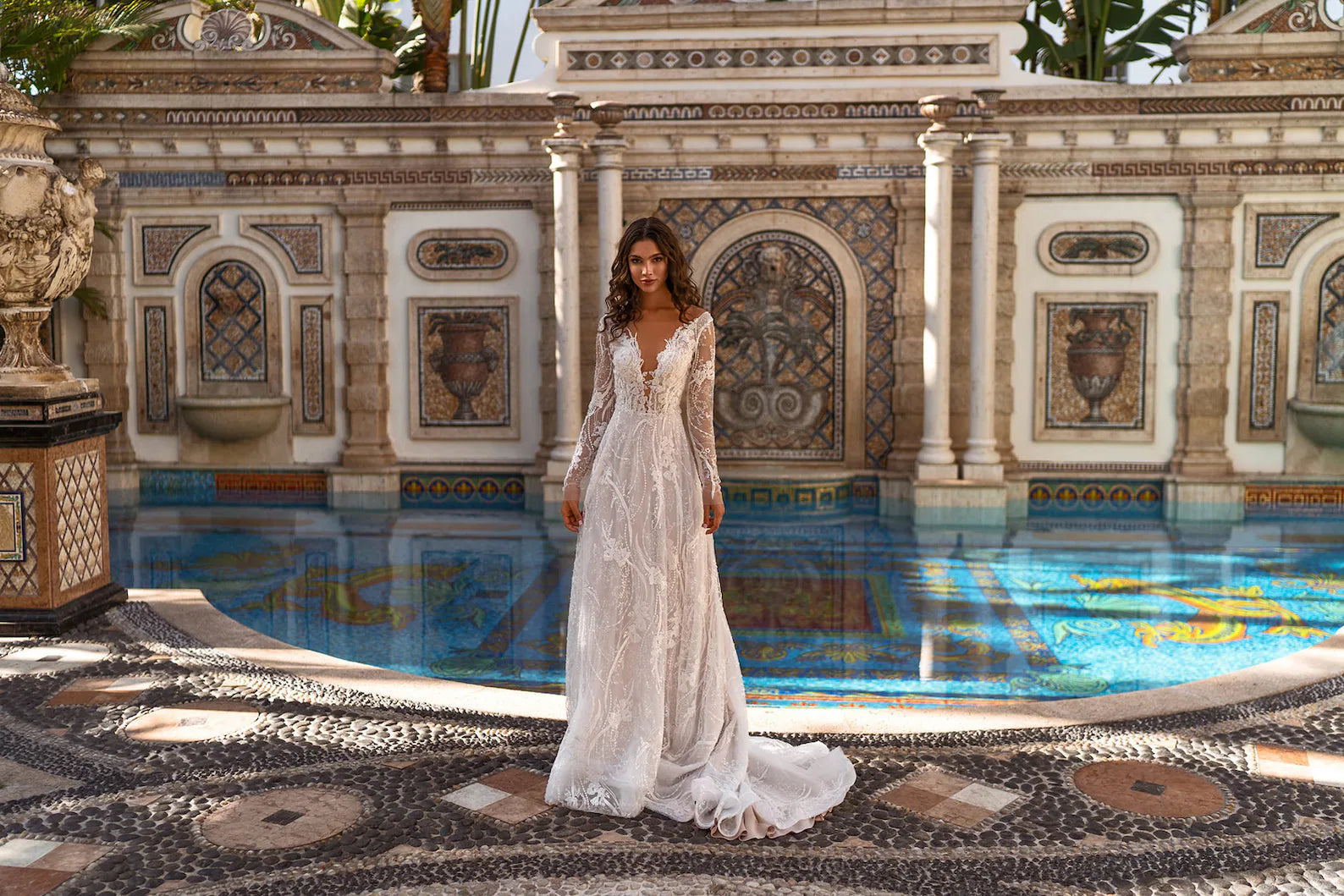 Be fearless on your special day with Robe Daisy! This stunning ivory gown features delicate lace and a show-stopping train, making you the standout bride. Shine in this long sleeve, a-line wedding dress and make a statement in every step!