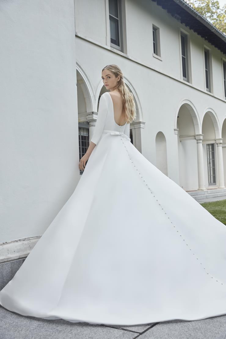 The Robe Magdalene is an elegant, a-line bridal gown fit for a princess. Its timeless design and flowing silhouette exude sophistication and grace. With its stunning appearance, this gown is perfect for any bride looking to make a statement on her special day.